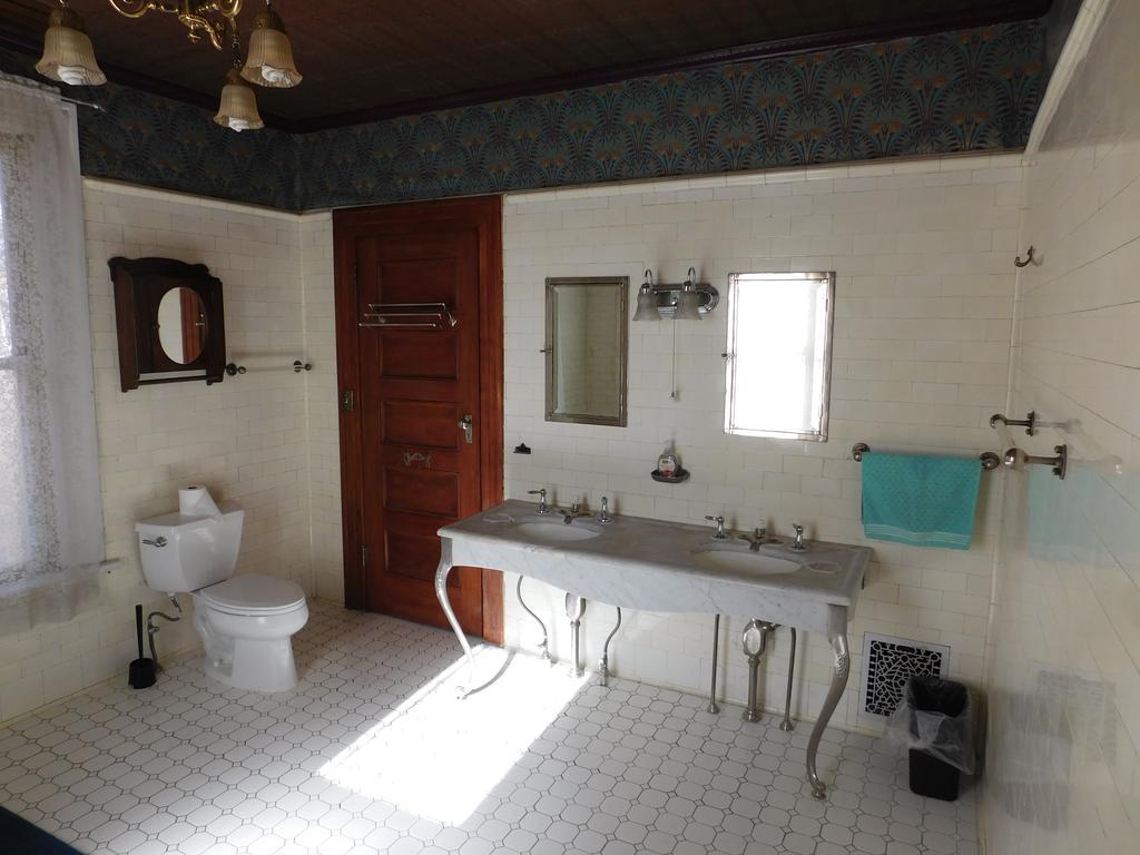 Mile High House Guest house *